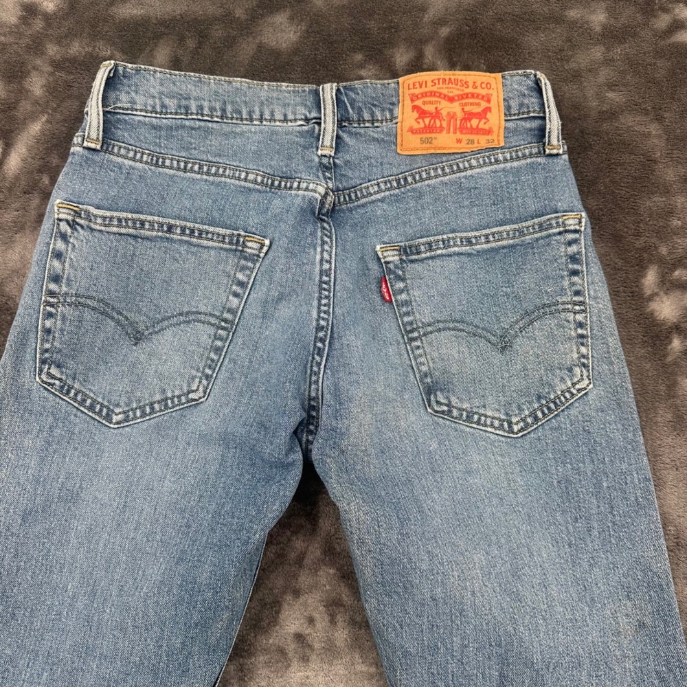Levis 502 Regular Taper Jeans Mens 28x32 Light Wash Blue Denim 29507-0736 - Picture 4 of 9
